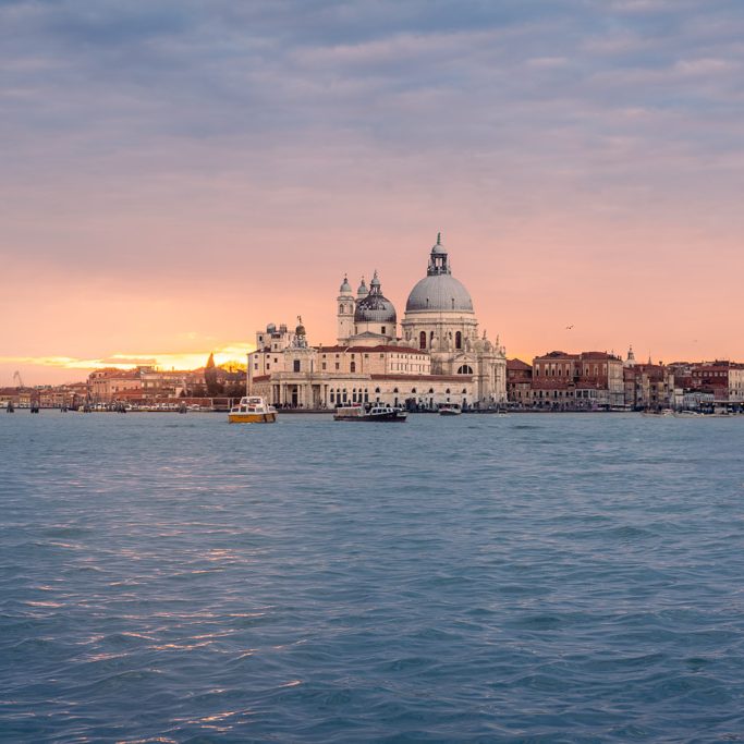 Vista de la Basílica de Santa Maria della Salute al atardecer